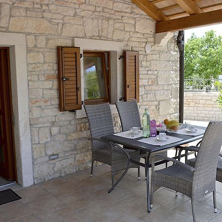 Holiday Home Mate Tinjan 部屋 写真