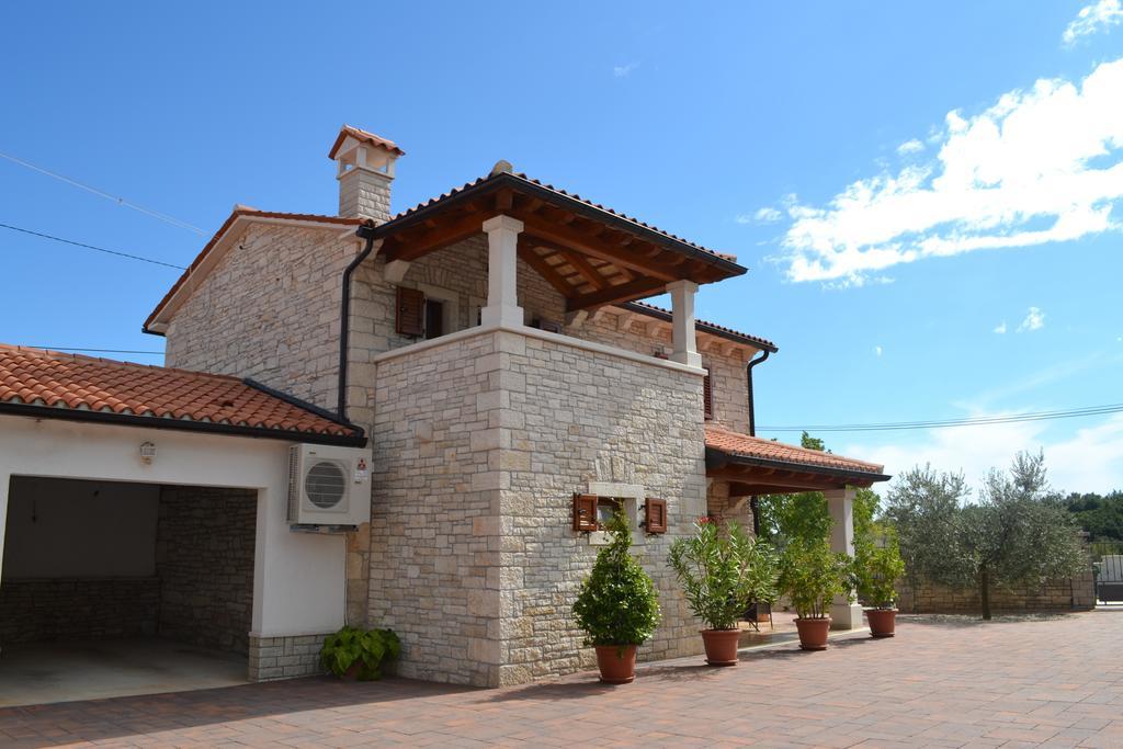 Holiday Home Mate Tinjan 部屋 写真
