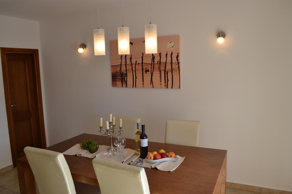 Holiday Home Mate Tinjan 部屋 写真