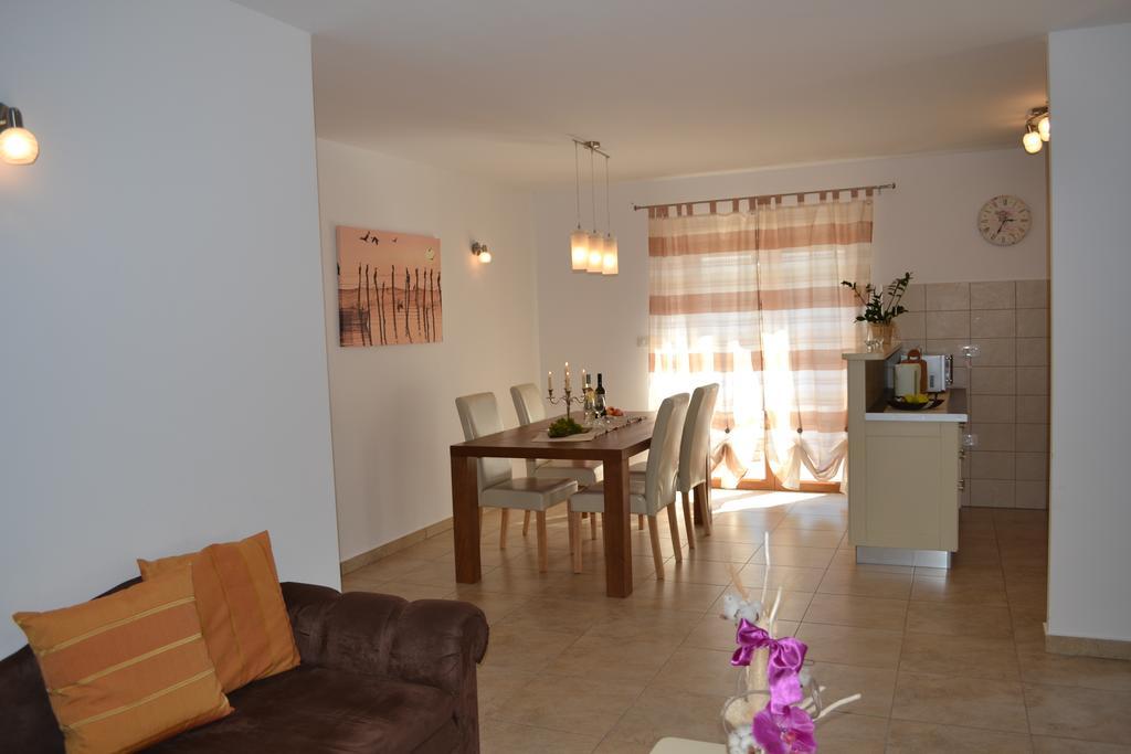 Holiday Home Mate Tinjan 部屋 写真