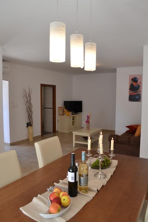 Holiday Home Mate Tinjan 部屋 写真